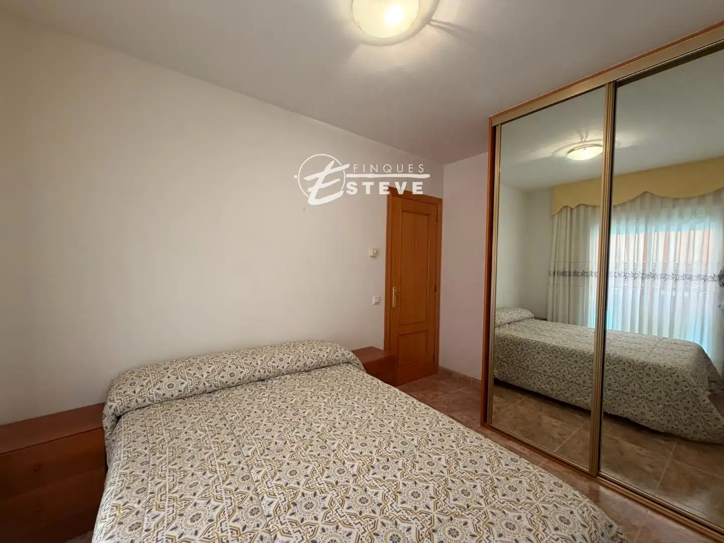 Schlafzimmer von Dachboden zum Verkauf in Calafell mit Klimaanlage, Heizung und Terrasse