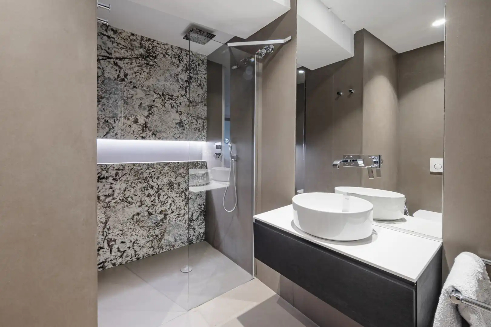 Badezimmer von Maisonette zum Verkauf in Barcelona mit Klimaanlage, Heizung und Privatgarten