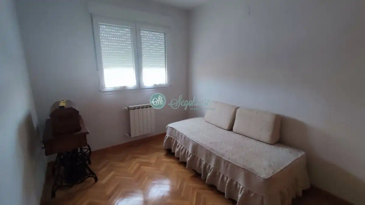 Bedroom of Flat for sale in Segovia  with Heating, Parquet flooring and Terrace