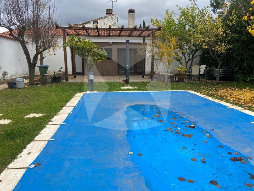 Swimming pool of House or chalet for sale in Badajoz Capital  with Air Conditioner, Private garden and Terrace