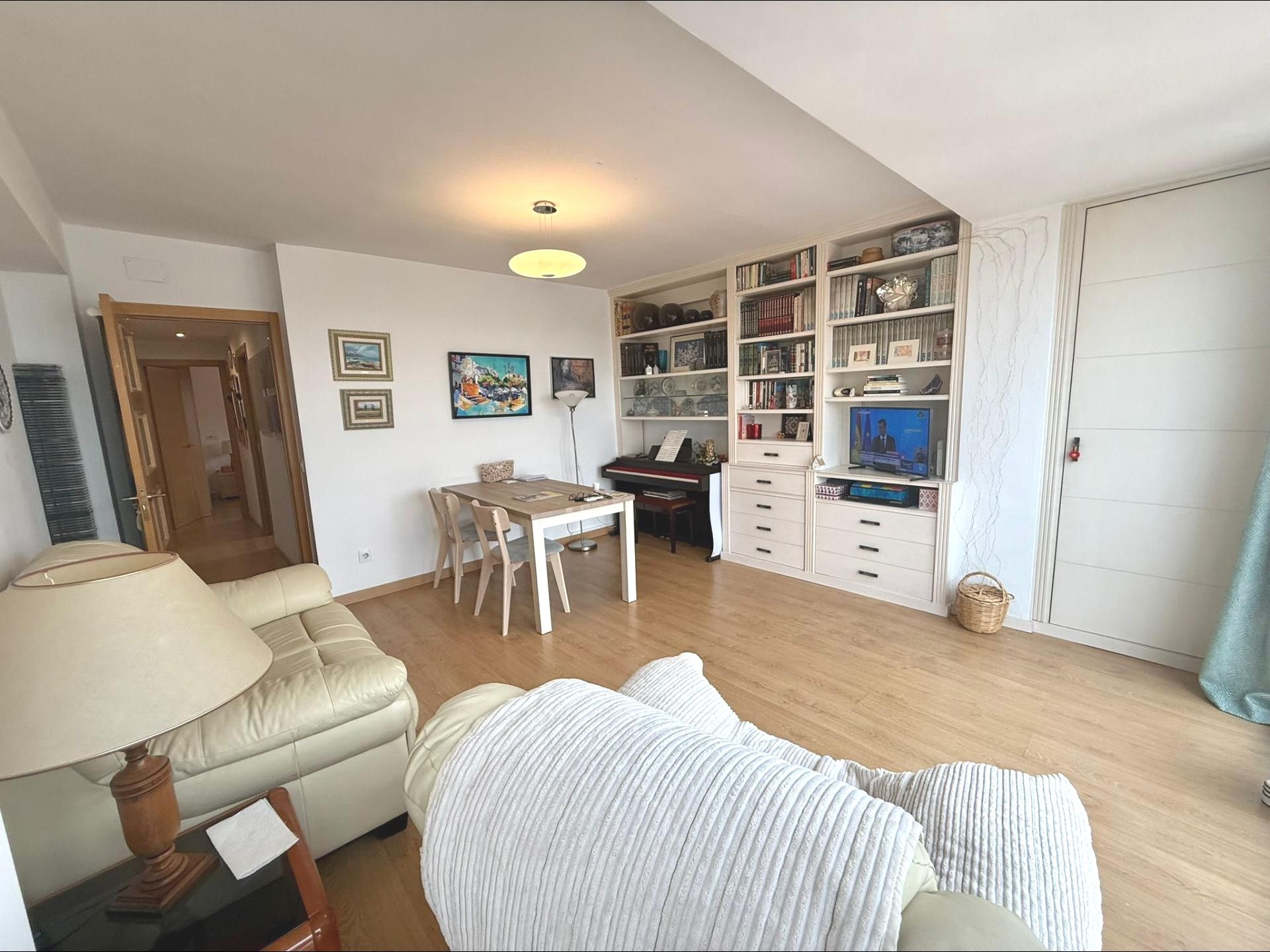 Living room of Flat for sale in  Sevilla Capital  with Air Conditioner, Heating and Parquet flooring