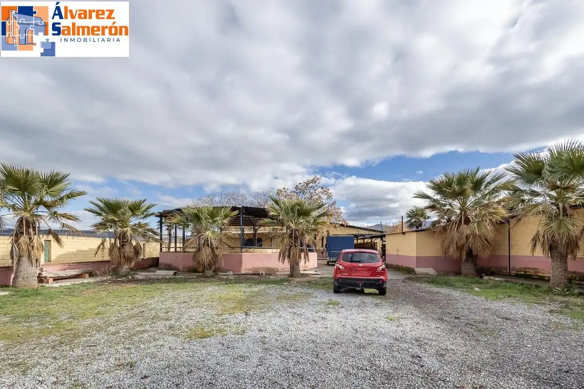 Vista exterior de Casa o xalet en venda en La Zubia amb Jardí privat