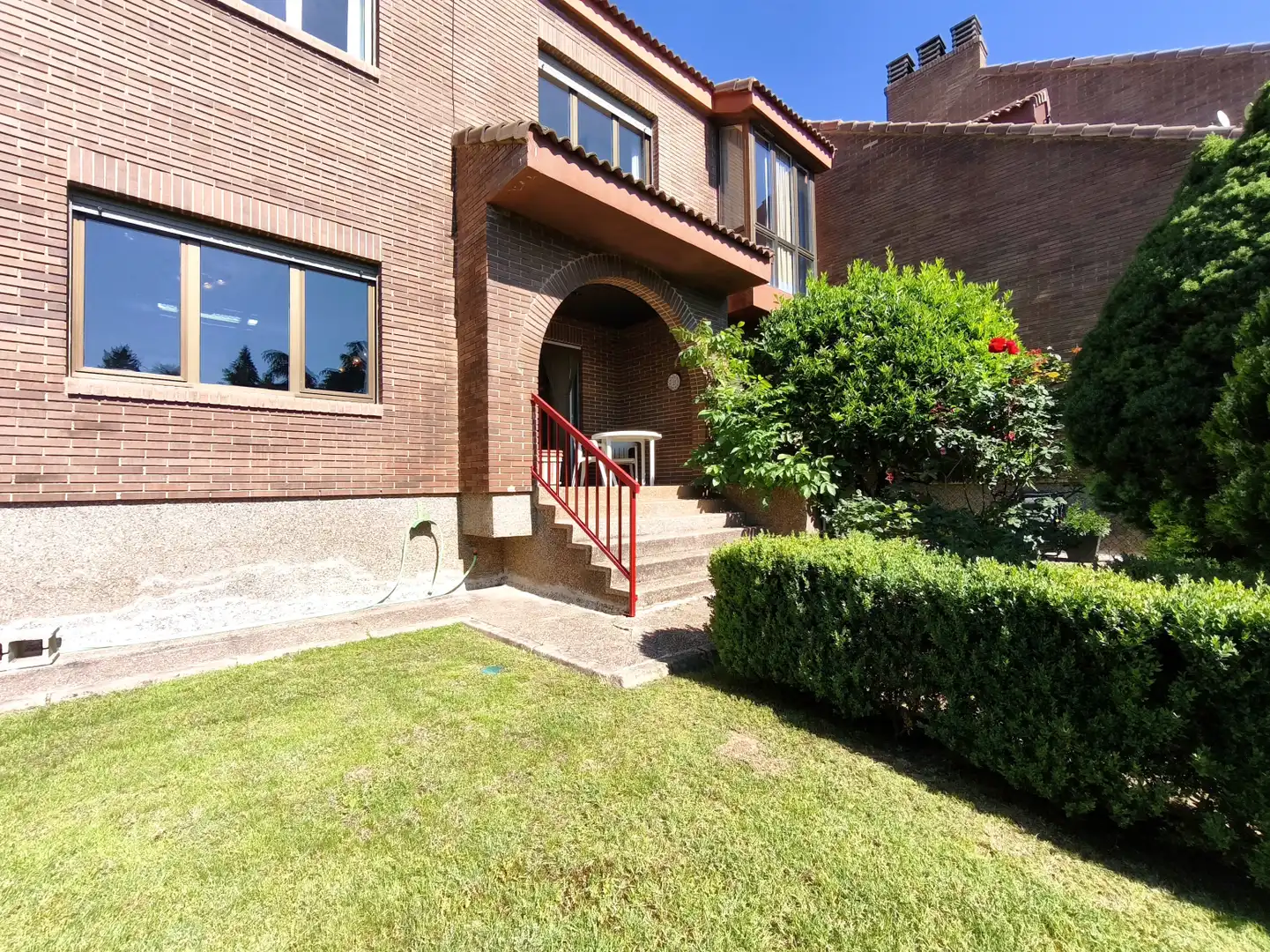 Vista exterior de Casa adosada en venda en  Logroño amb Calefacció, Jardí privat i Parquet