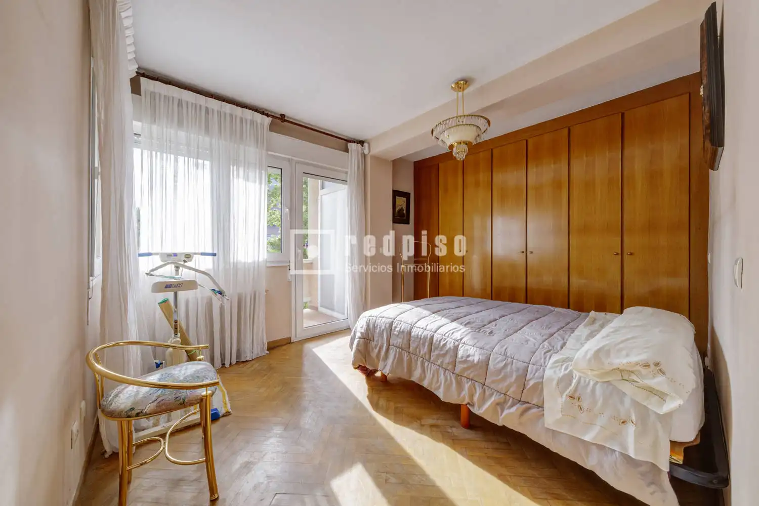 Bedroom of Flat for sale in Pozuelo de Alarcón  with Heating, Private garden and Parquet flooring