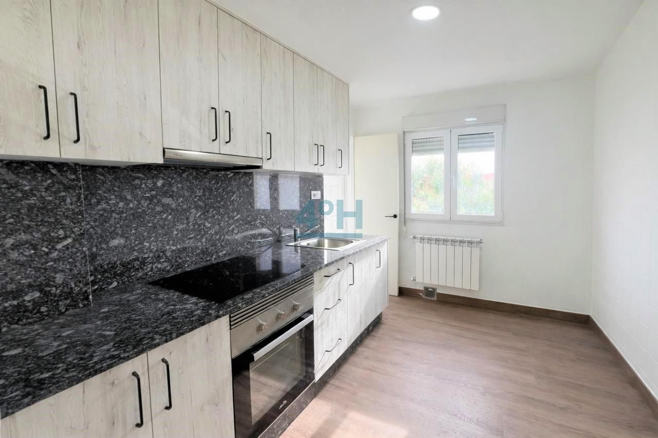 Cuina de Pis de lloguer en Ourense Capital  amb Calefacció