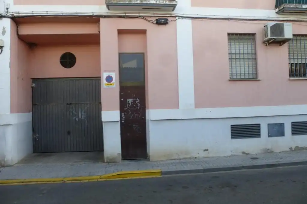 Vista exterior de Garaje en venta en Sevilla