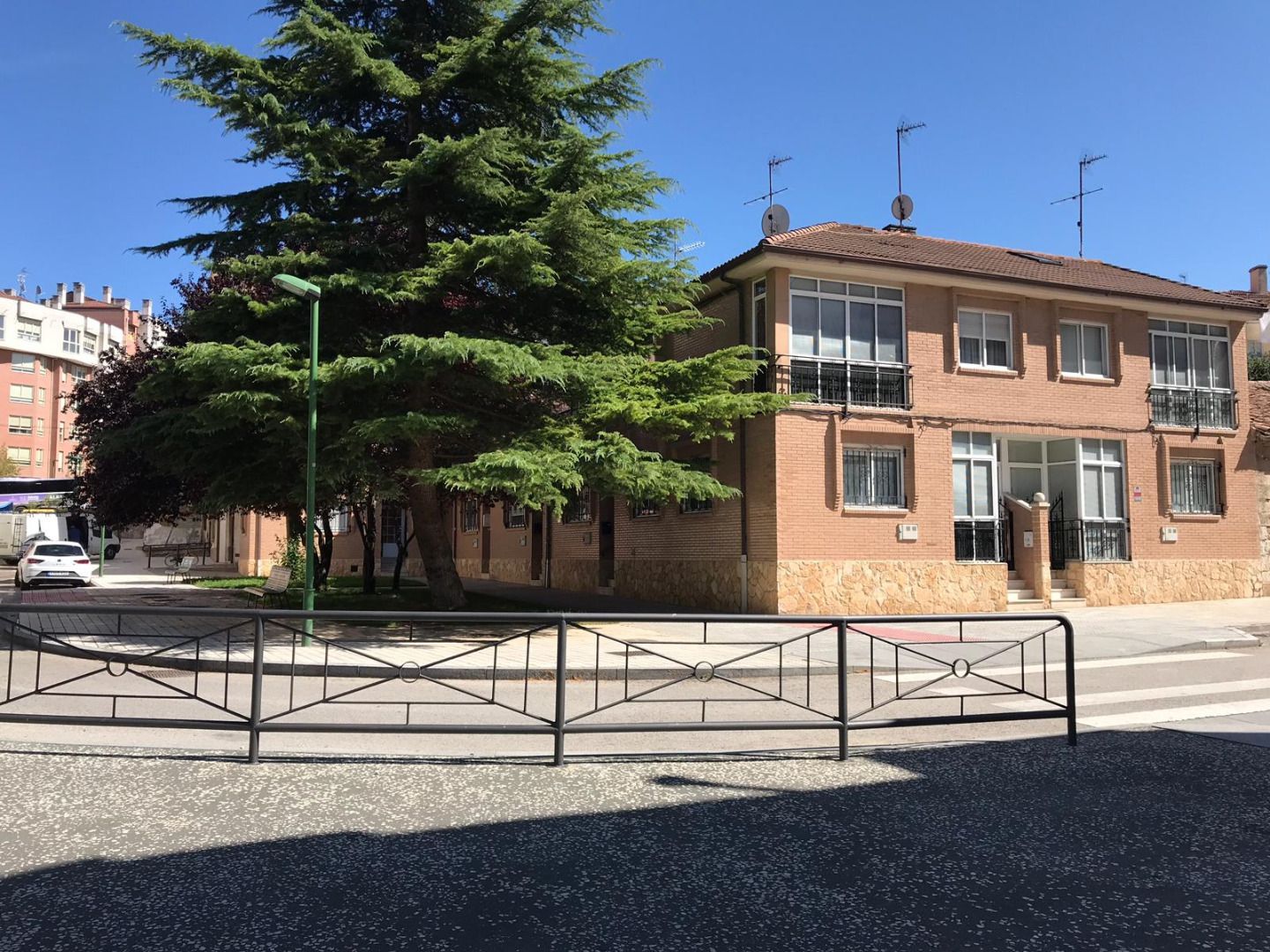 Vista exterior de Casa o chalet en venta en Burgos Capital con Calefacción, Parquet y Terraza