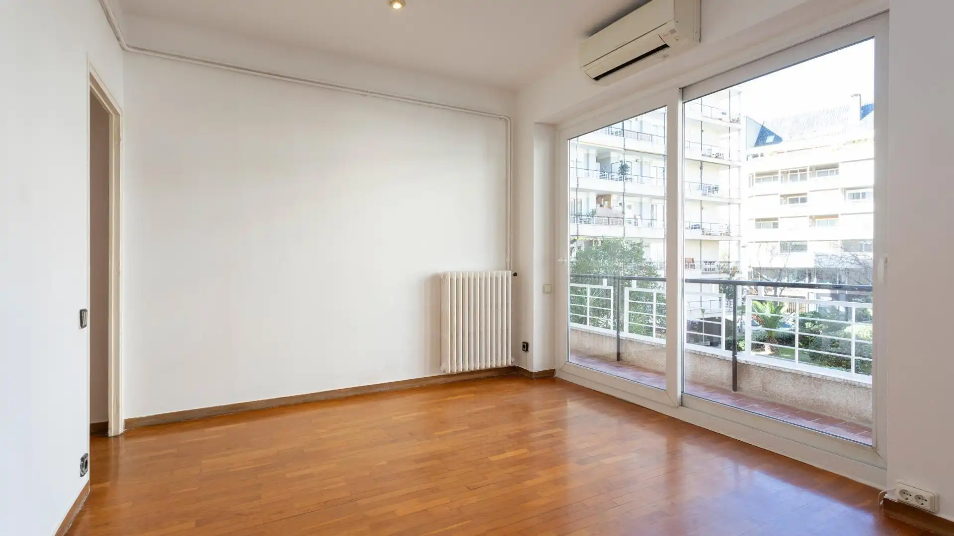 Bedroom of Flat for sale in  Barcelona Capital  with Parquet flooring