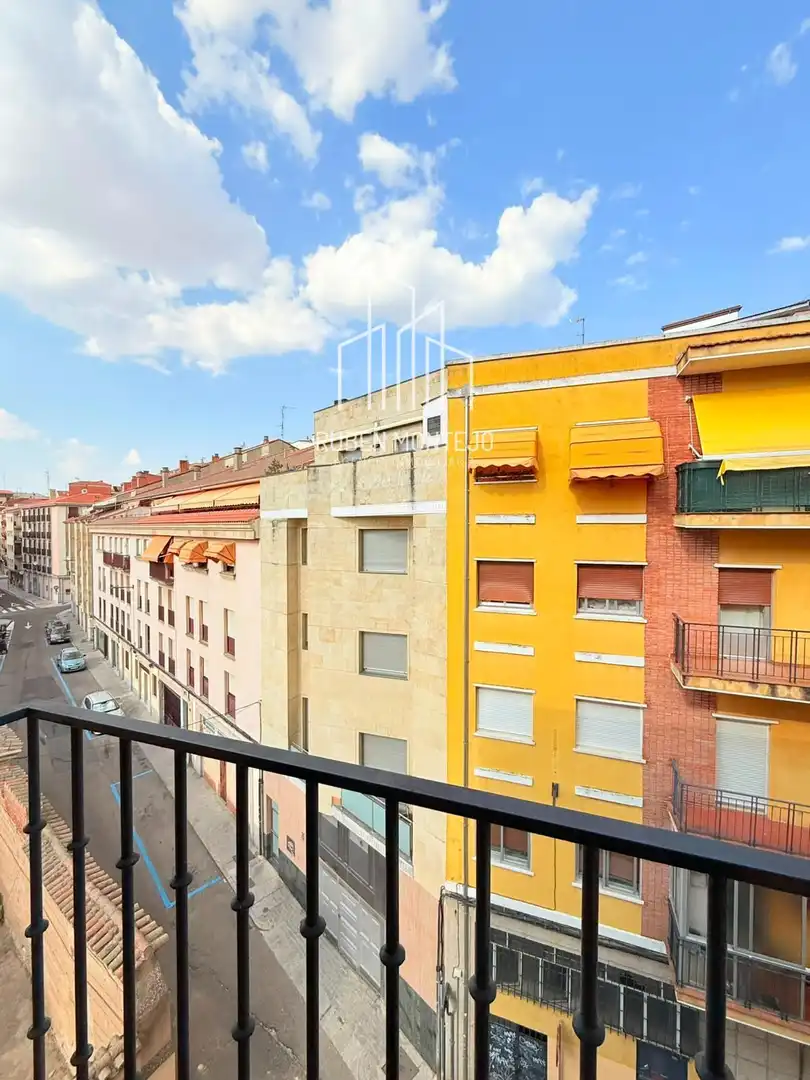 Vista exterior de Piso de alquiler en Salamanca con Calefacción, Terraza y Amueblado