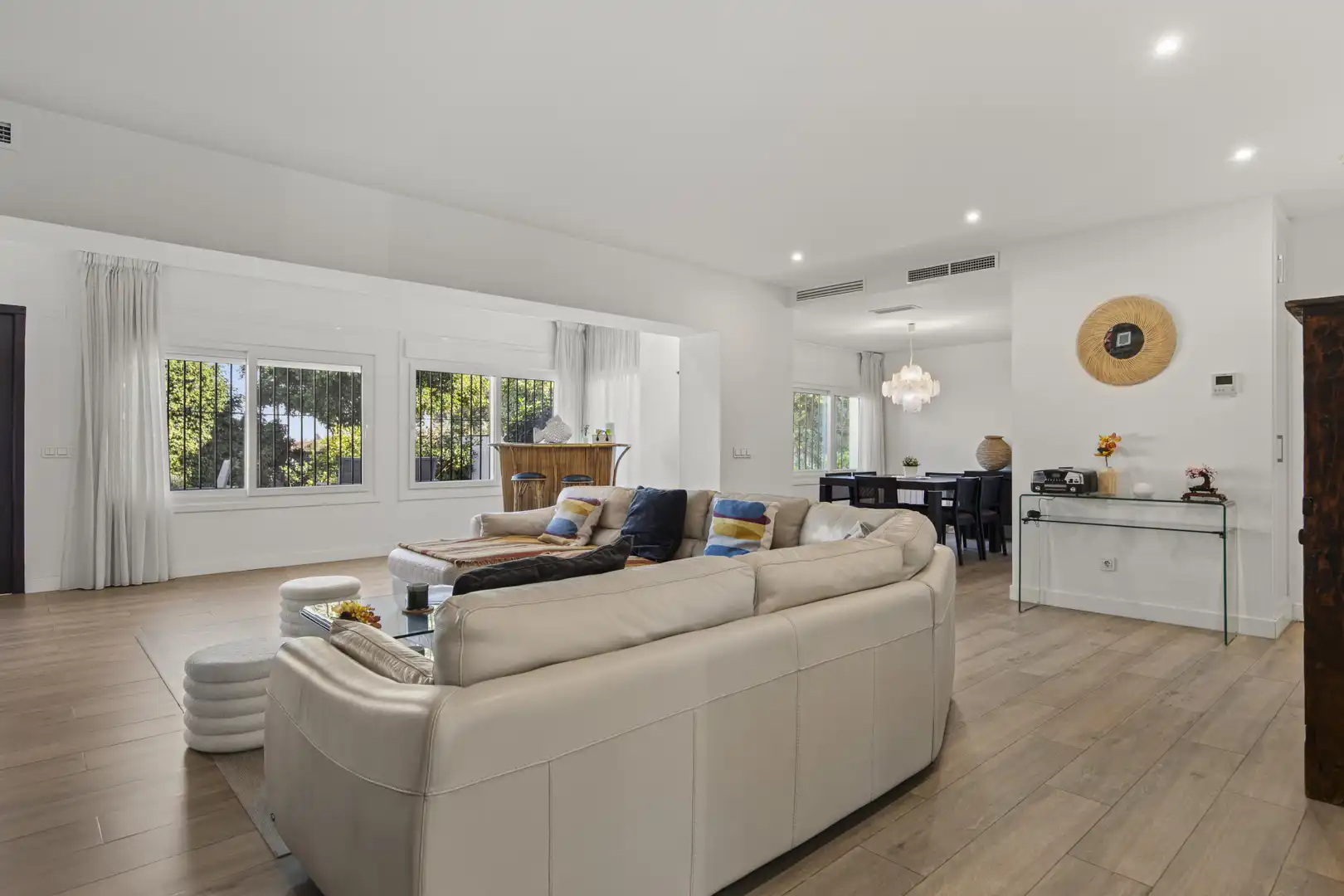 Sala de estar de Casa o chalet en venta en Marbella con Aire acondicionado, Calefacción y Jardín privado