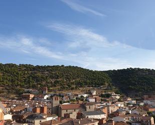 Vista exterior de Casa adosada en venda en El Hoyo de Pinares  amb Terrassa