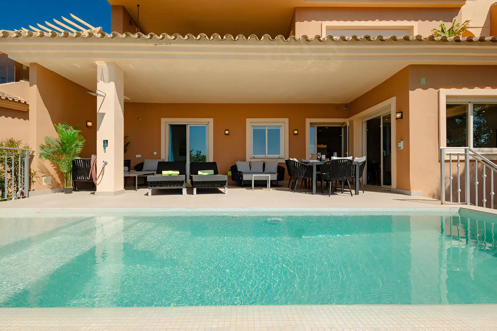 Schwimmbecken von Erdgeschoss zum Verkauf in Marbella mit Klimaanlage, Privatgarten und Terrasse