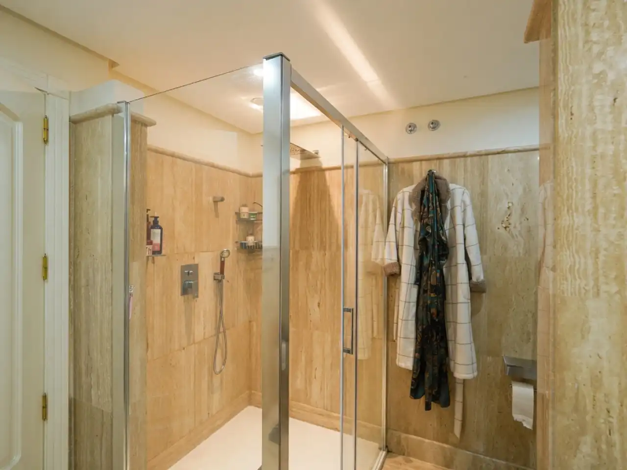 Baño de Planta baja en venta en Marbella con Aire acondicionado, Calefacción y Jardín privado