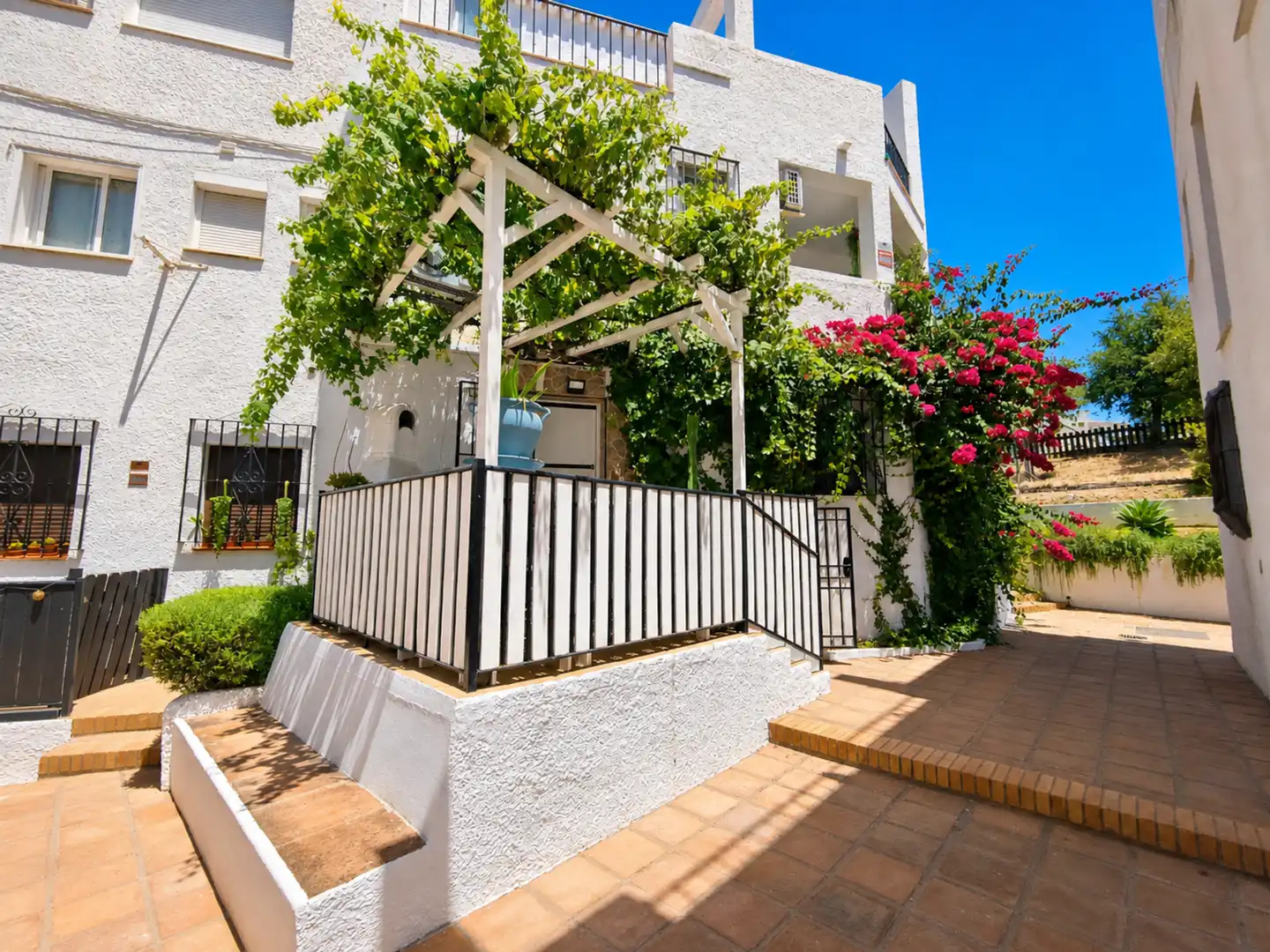 Vista exterior de Apartament en venda en Manilva amb Aire condicionat, Terrassa i Piscina