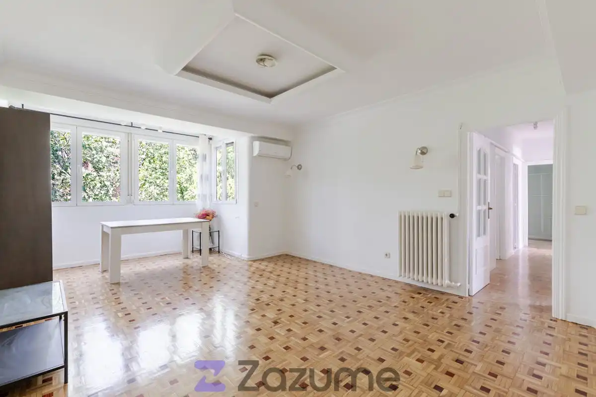 Schlafzimmer von Dachboden zur Miete in Madrid mit Klimaanlage, Heizung und Parkett