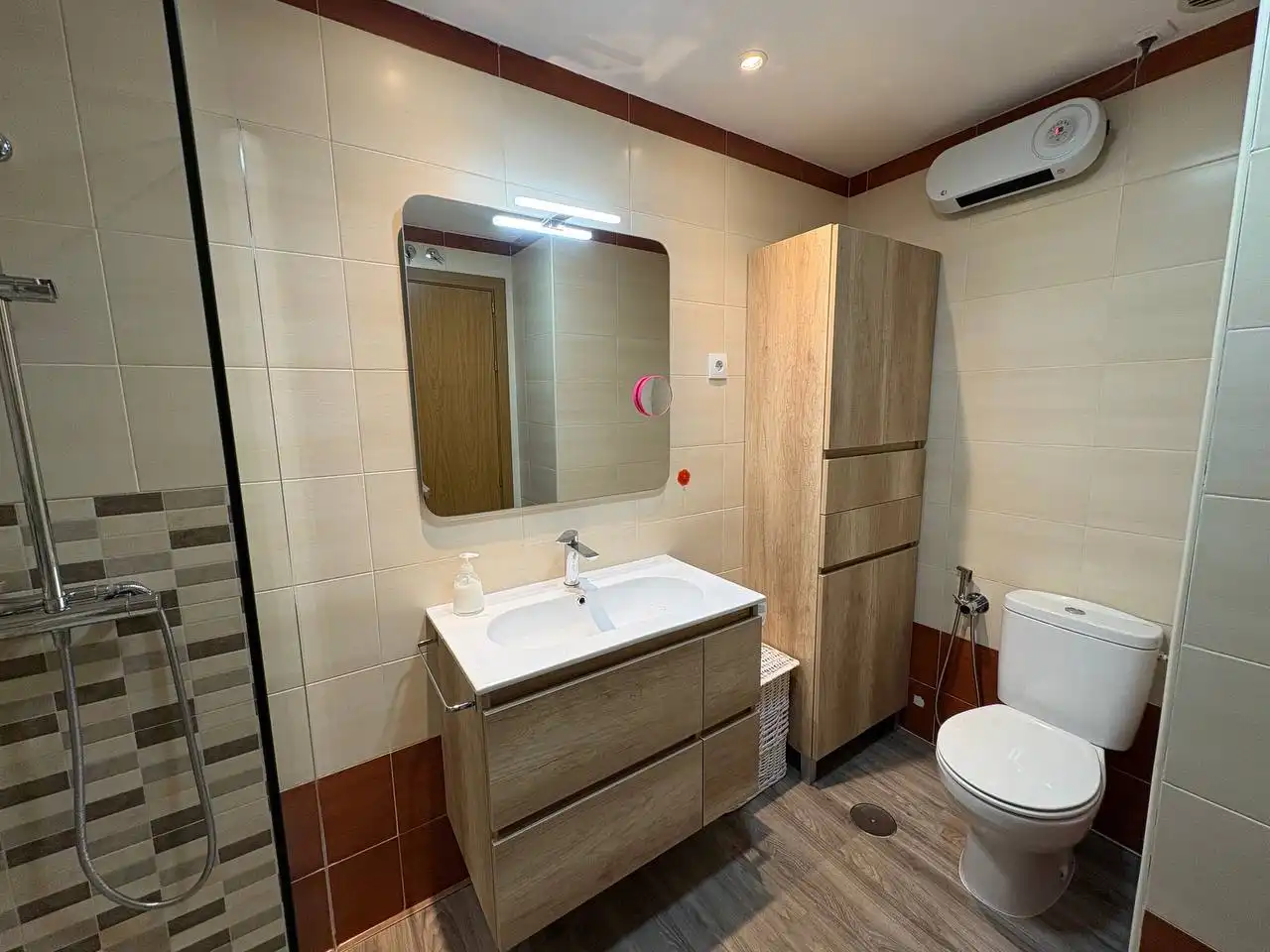 Bathroom of Flat for sale in Parla  with Air Conditioner, Heating and Parquet flooring