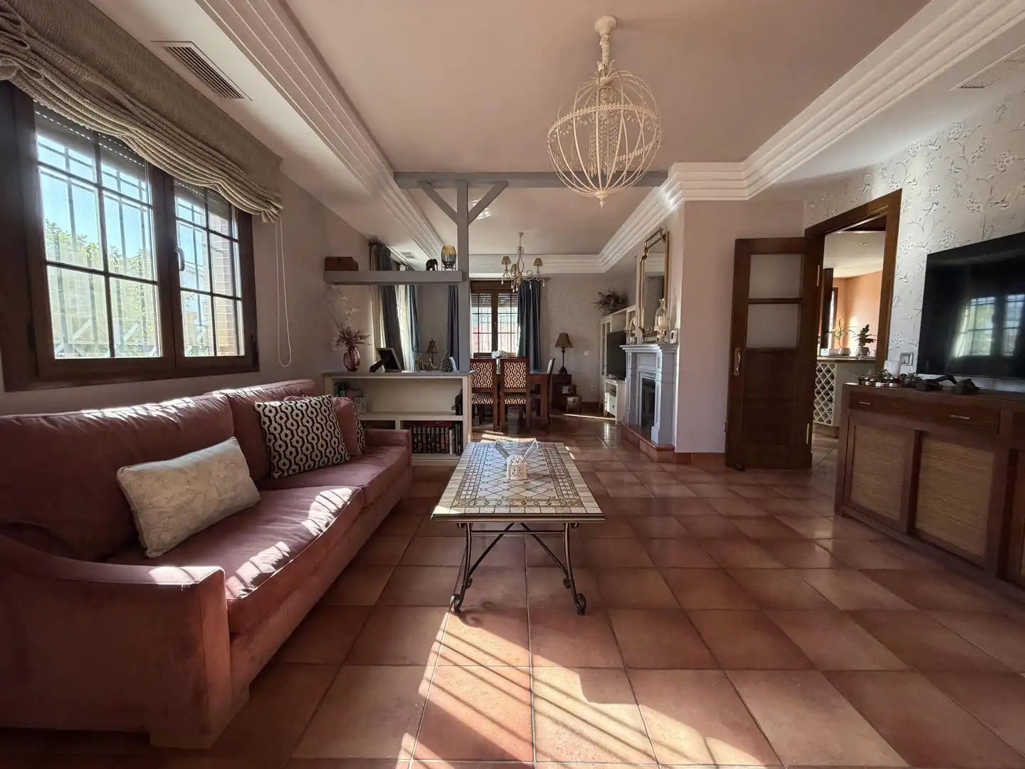 Sala d'estar de Casa o xalet en venda en Dos Hermanas amb Aire condicionat, Calefacció i Jardí privat