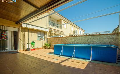 Piscina de Casa adosada en venda en Talavera la Real amb Terrassa i Balcó