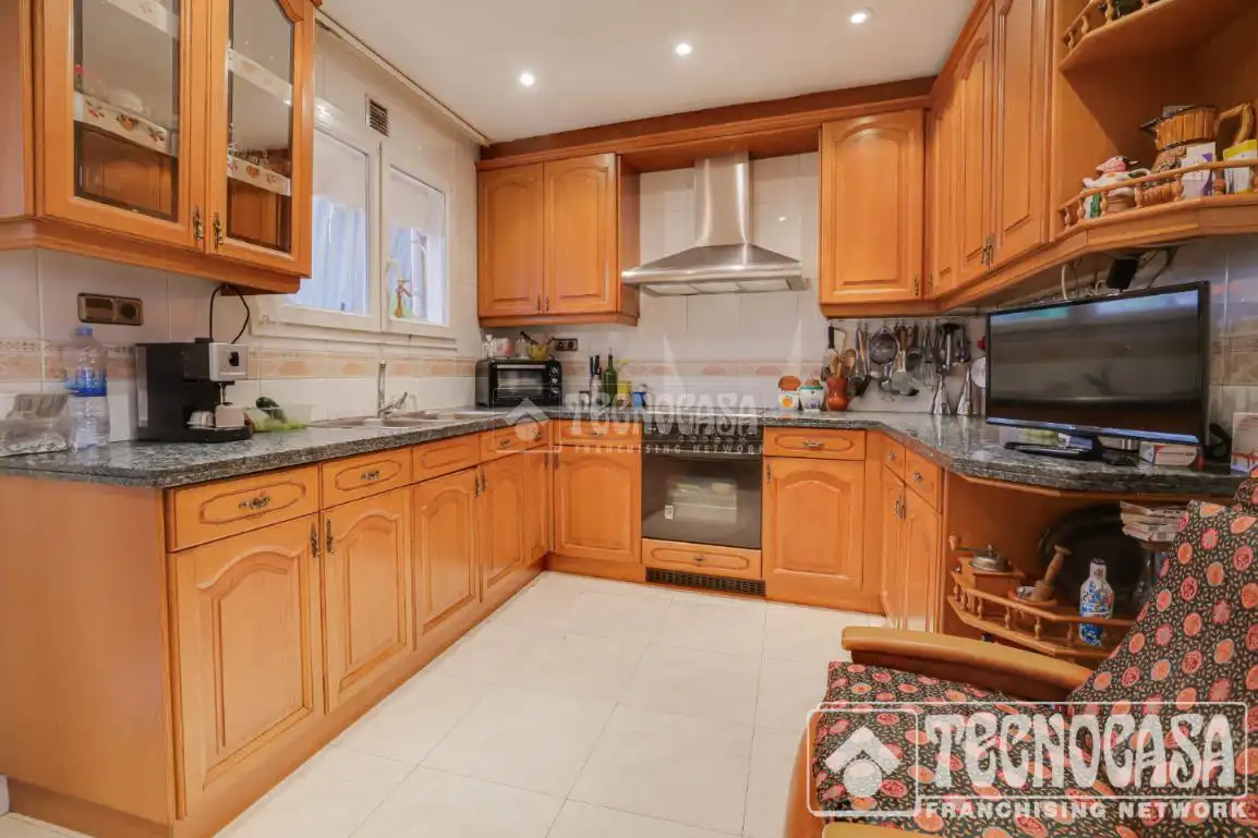 Cocina de Casa adosada en venta en Santa Coloma de Gramenet con Aire acondicionado, Calefacción y Parquet
