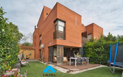 Vista exterior de Casa adosada en venda en L'Ametlla del Vallès amb Calefacció, Jardí privat i Terrassa