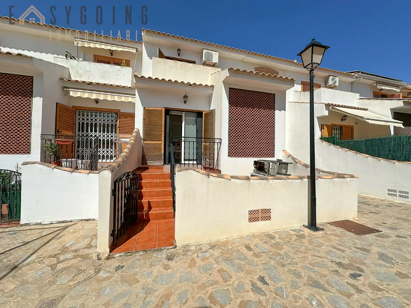 Außenansicht von Einfamilien-Reihenhaus zum Verkauf in Santa Pola mit Klimaanlage, Terrasse und Gemeinschaftspool