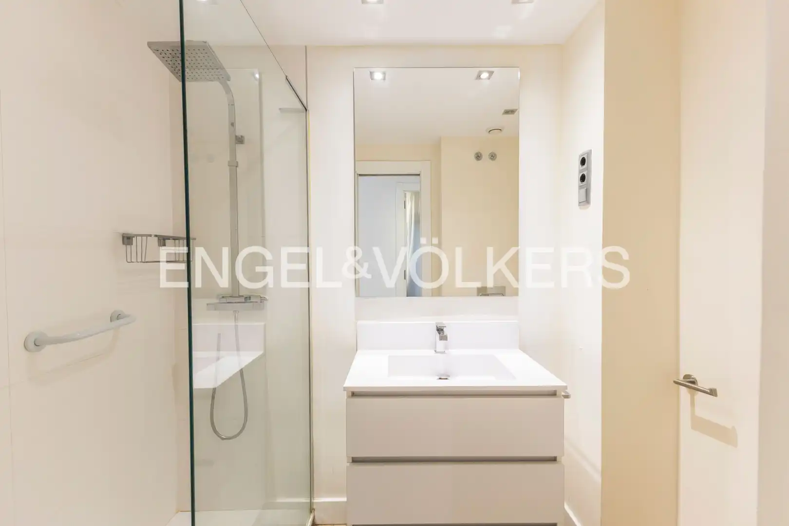 Badezimmer von Wohnung zur Miete in Madrid mit Klimaanlage und Heizung