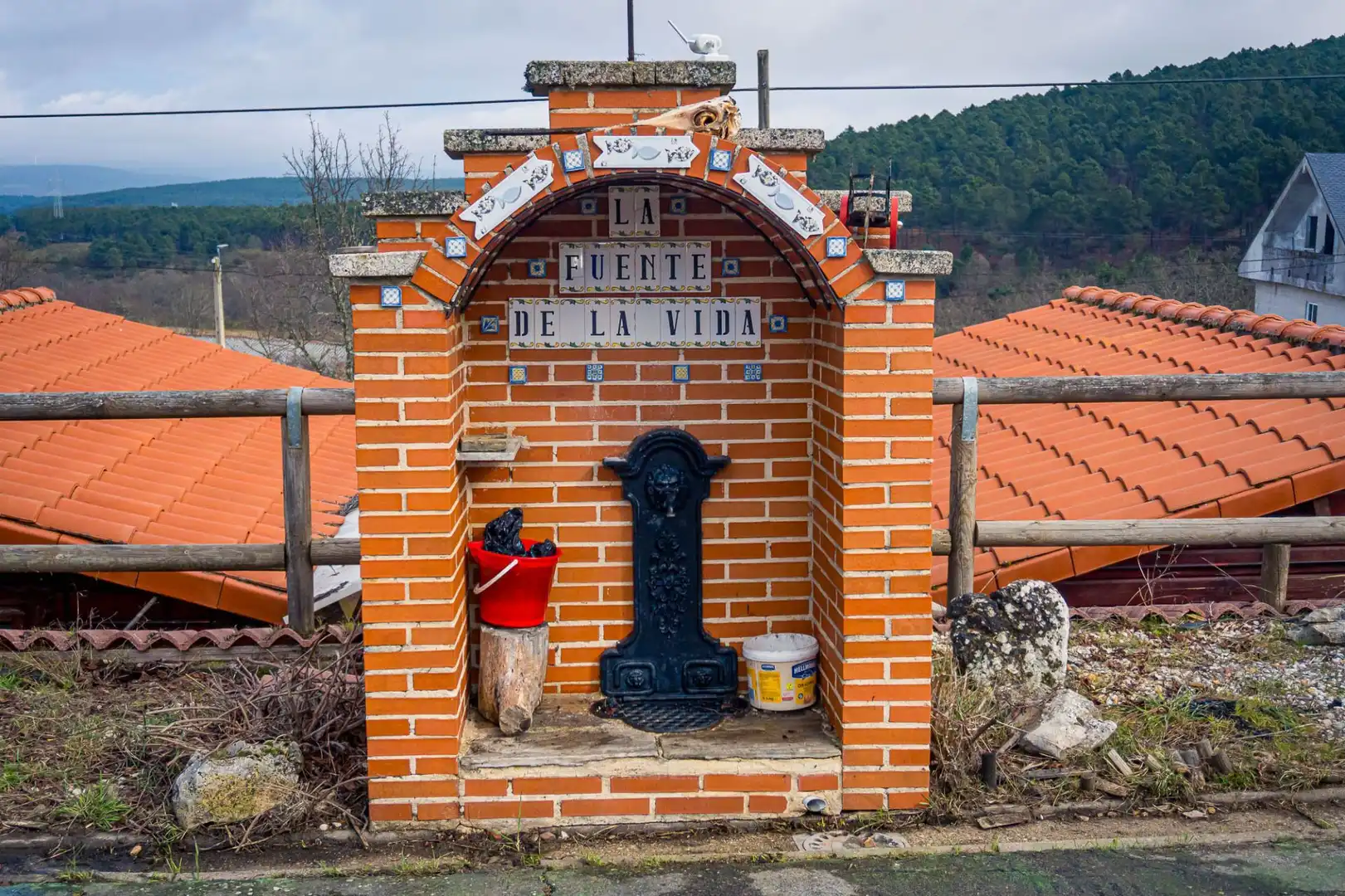 Vista exterior de Casa o xalet en venda en Villagatón amb Aire condicionat, Calefacció i Jardí privat
