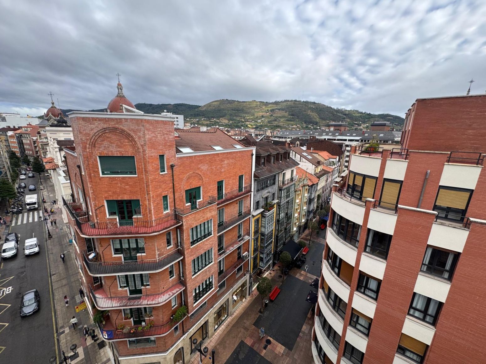 Vista exterior de Pis en venda en Oviedo  amb Calefacció