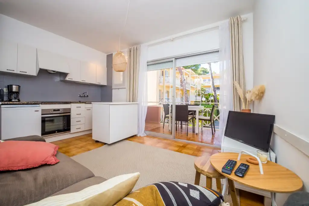 Sala d'estar de Apartament en venda en Castell d'Aro, Platja d'Aro i s'Agaró amb Calefacció, Terrassa i Moblat