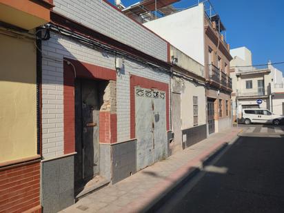 Vista exterior de Casa o xalet en venda en Dos Hermanas amb Terrassa