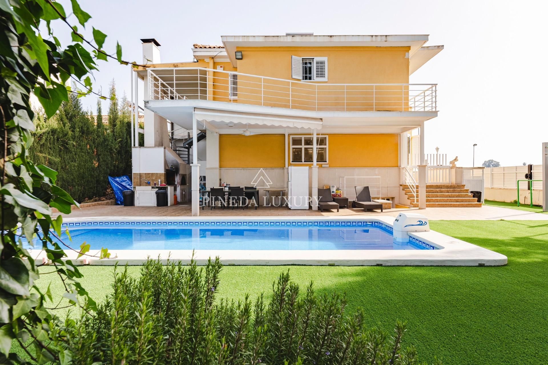 Exterior view of House or chalet for sale in El Puig de Santa Maria  with Air Conditioner, Heating and Private garden