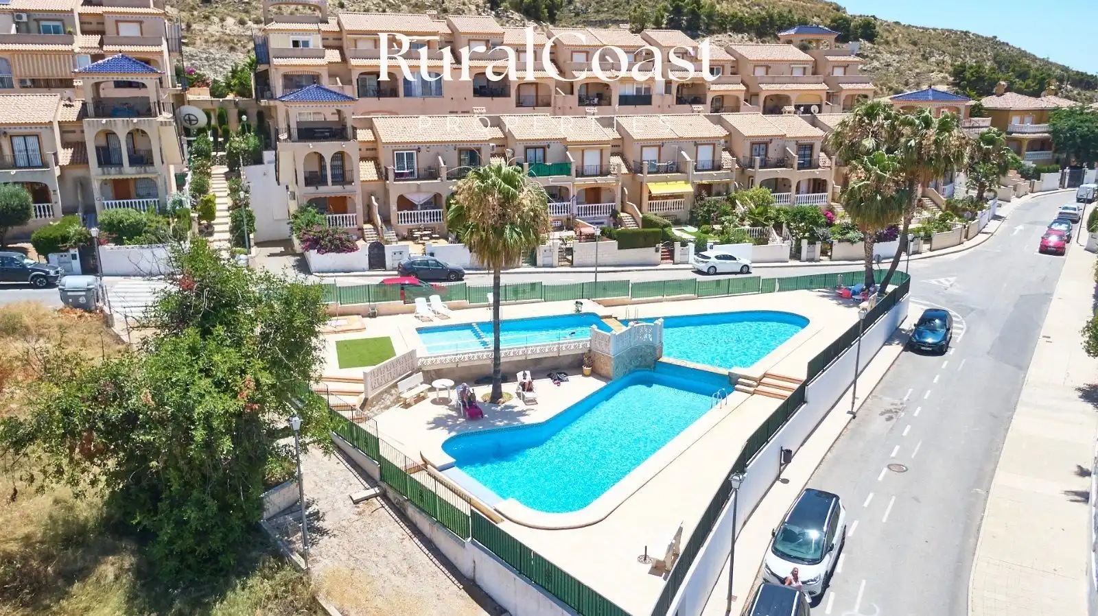 Vista exterior de Casa adosada en venda en Busot amb Jardí privat, Piscina i Piscina comunitària