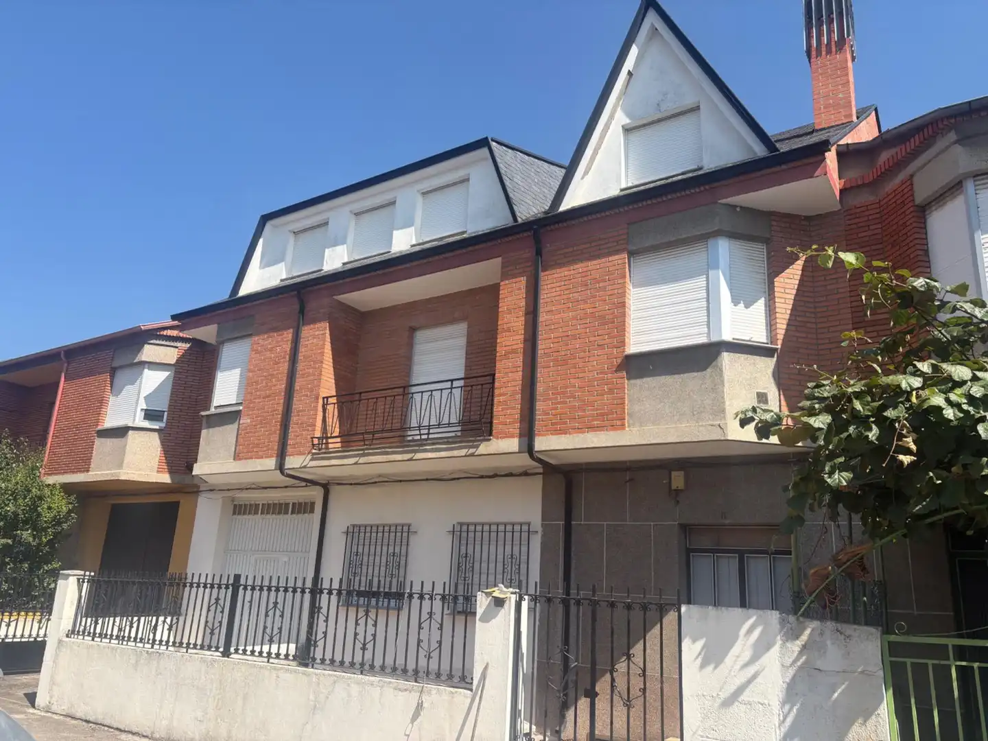 Vista exterior de Casa o chalet en venta en Ponferrada con Calefacción, Terraza y Amueblado