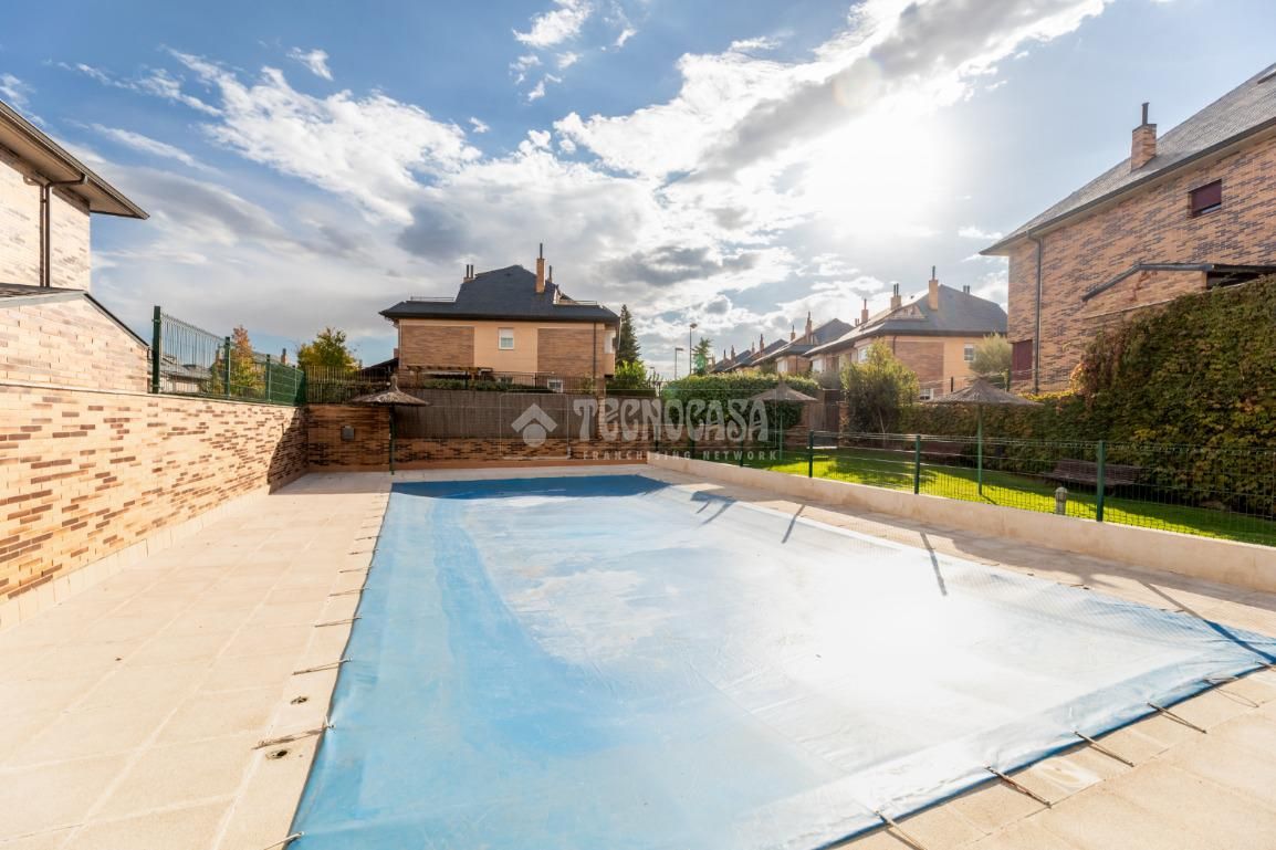 Swimming pool of Single-family semi-detached for sale in Majadahonda  with Air Conditioner, Heating and Terrace