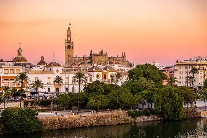 Vista exterior de Edifici en venda en Sevilla