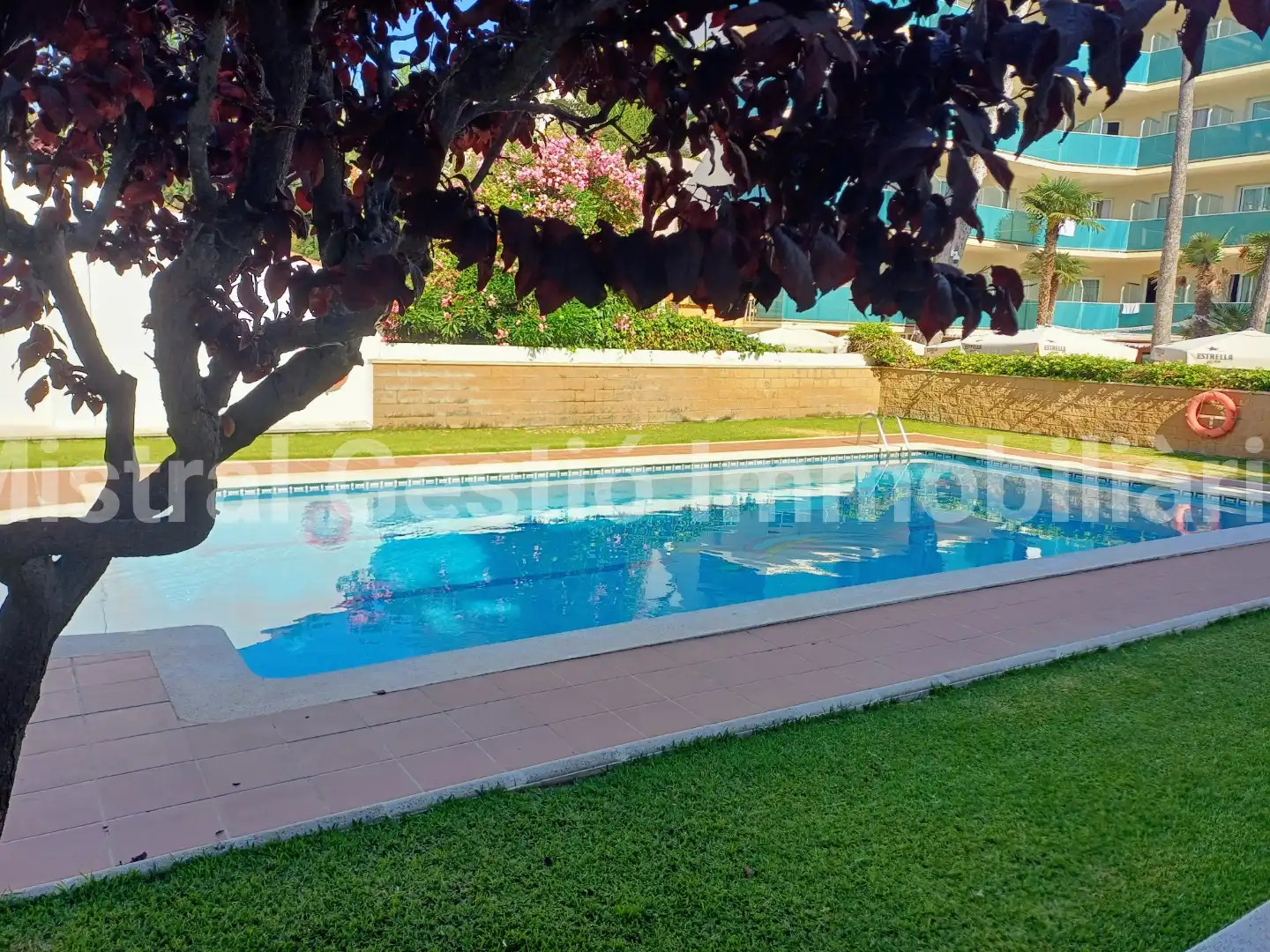 Schwimmbecken von Dachboden zum Verkauf in Calafell mit Klimaanlage, Terrasse und Abstellraum
