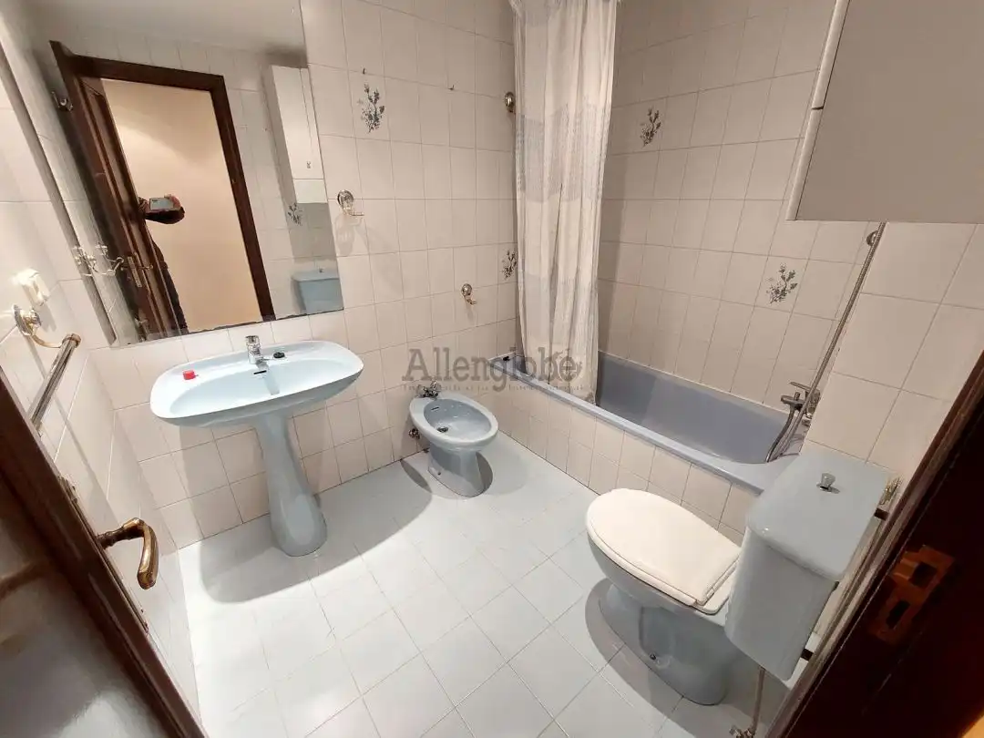 Bathroom of Flat for rent in Oviedo   with Heating