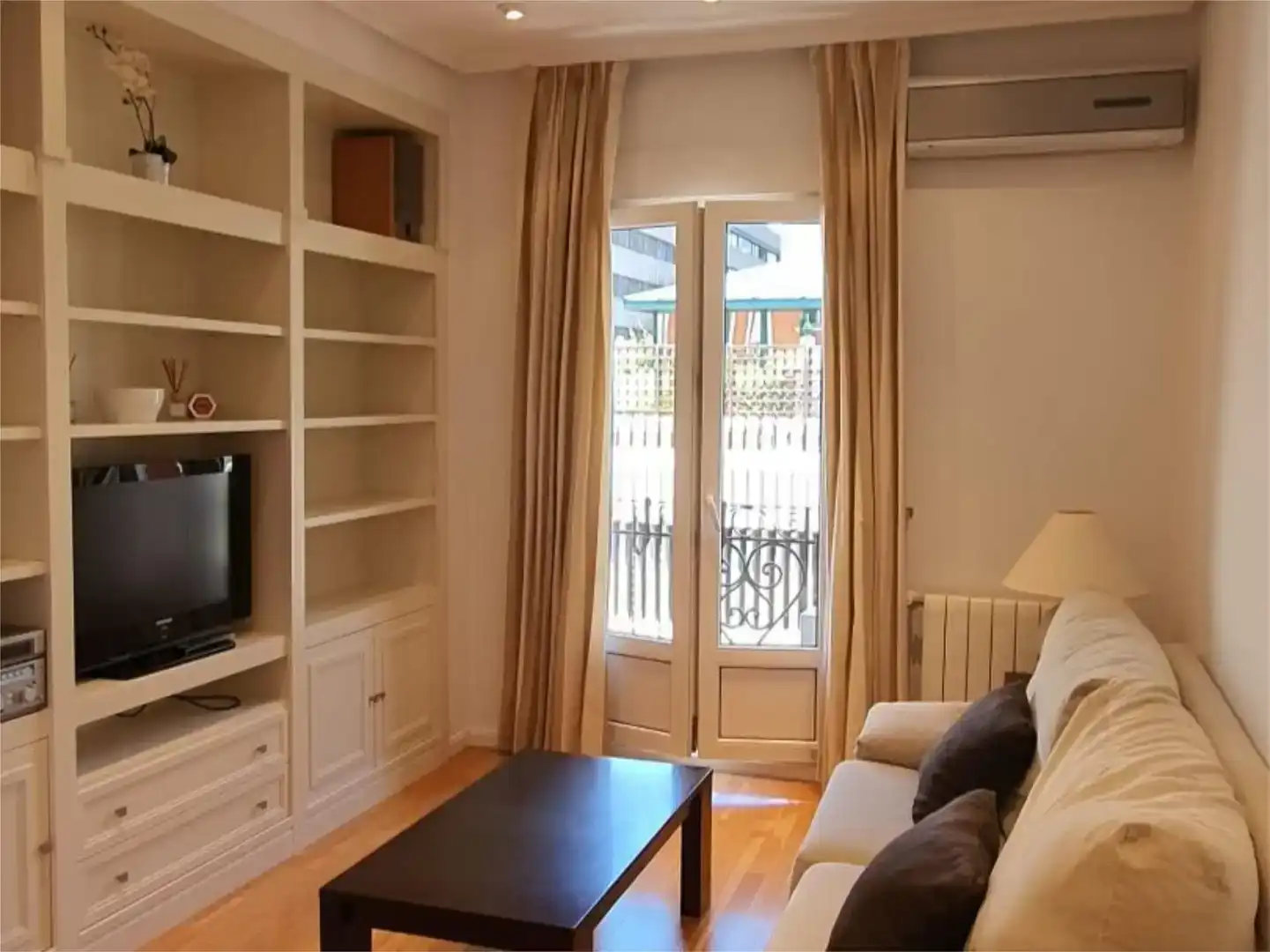 Wohnzimmer von Wohnung zur Miete in  Madrid Capital mit Klimaanlage und Balkon