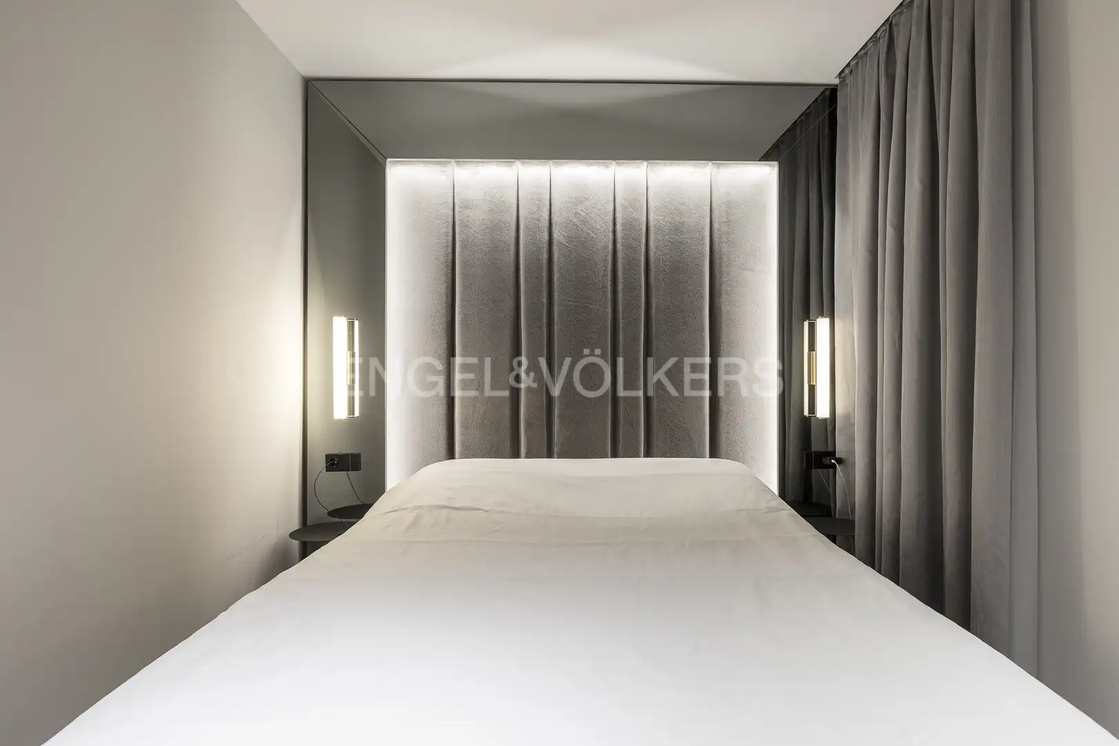 Bedroom of Attic for sale in Barcelona  with Air Conditioner, Heating and Terrace