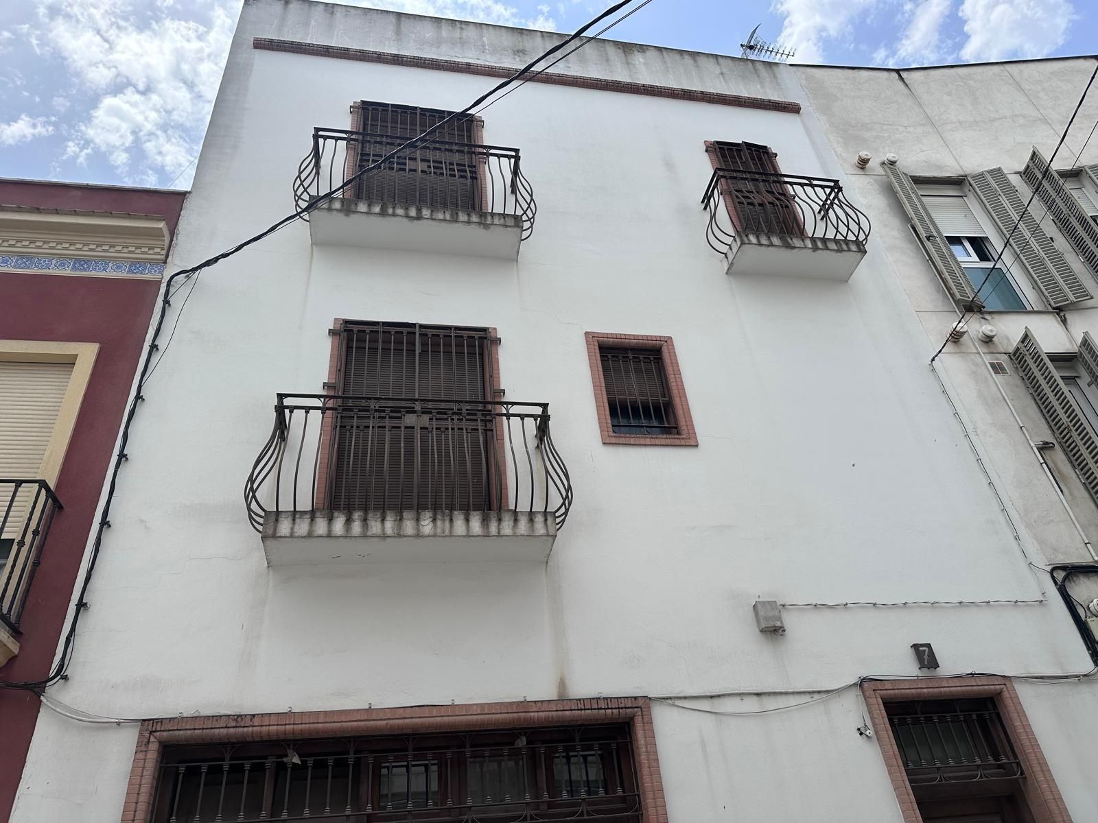 Exterior view of Single-family semi-detached for sale in  Sevilla Capital  with Air Conditioner, Heating and Terrace