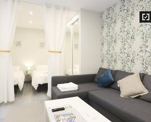 Bedroom of Flat to rent in  Madrid Capital  with Air Conditioner and Balcony