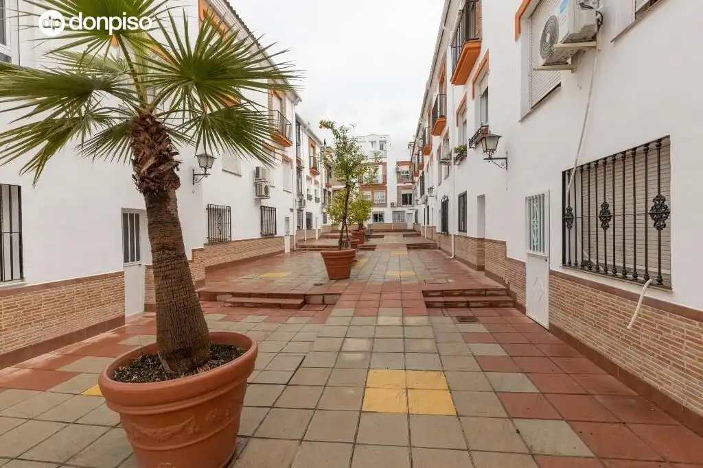 Vista exterior de Casa adosada en venda en Granada amb Terrassa i Piscina comunitària