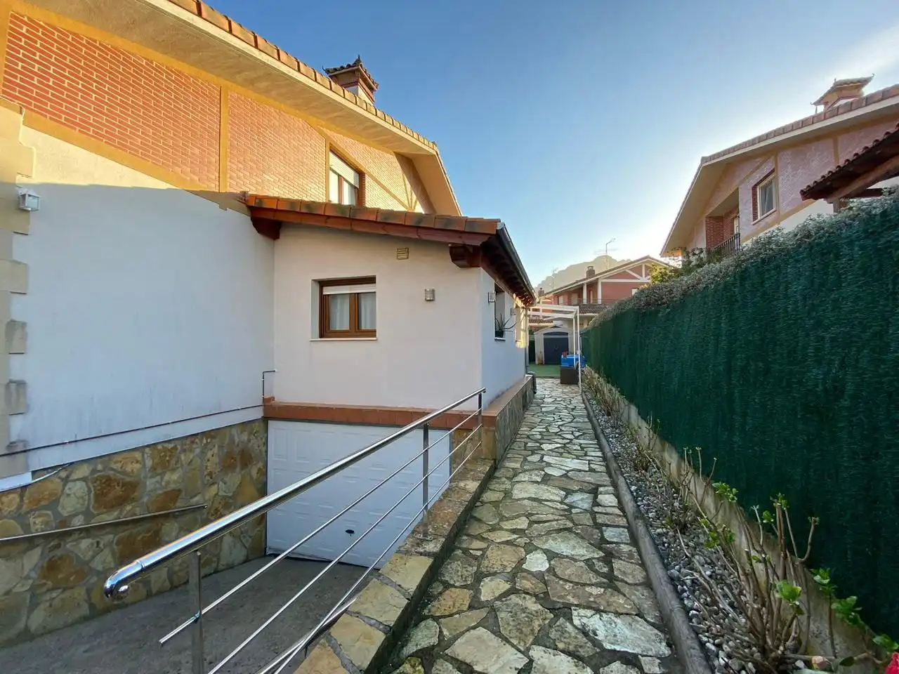 Vista exterior de Casa o chalet en venta en Castro-Urdiales con Calefacción, Jardín privado y Terraza