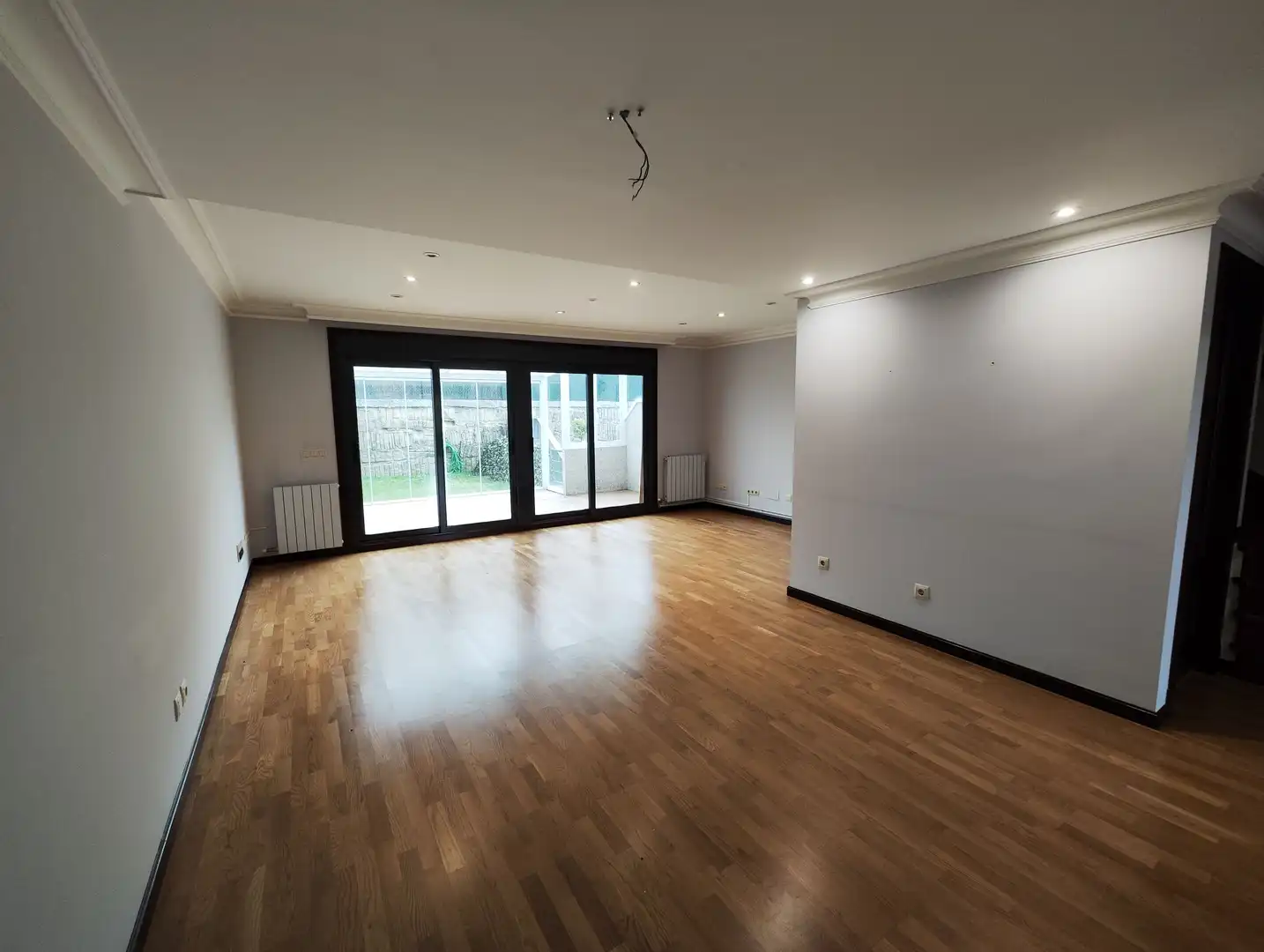 Casa adosada en venta en Vigo  con Jardín privado, Parquet y Terraza
