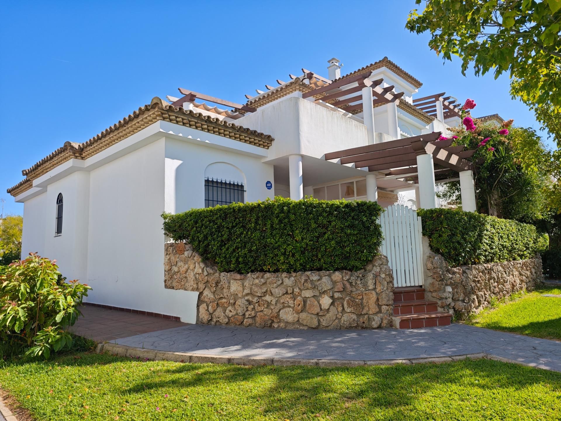 Vista exterior de Apartamento en venta en Chiclana de la Frontera con Jardín privado, Terraza y Amueblado