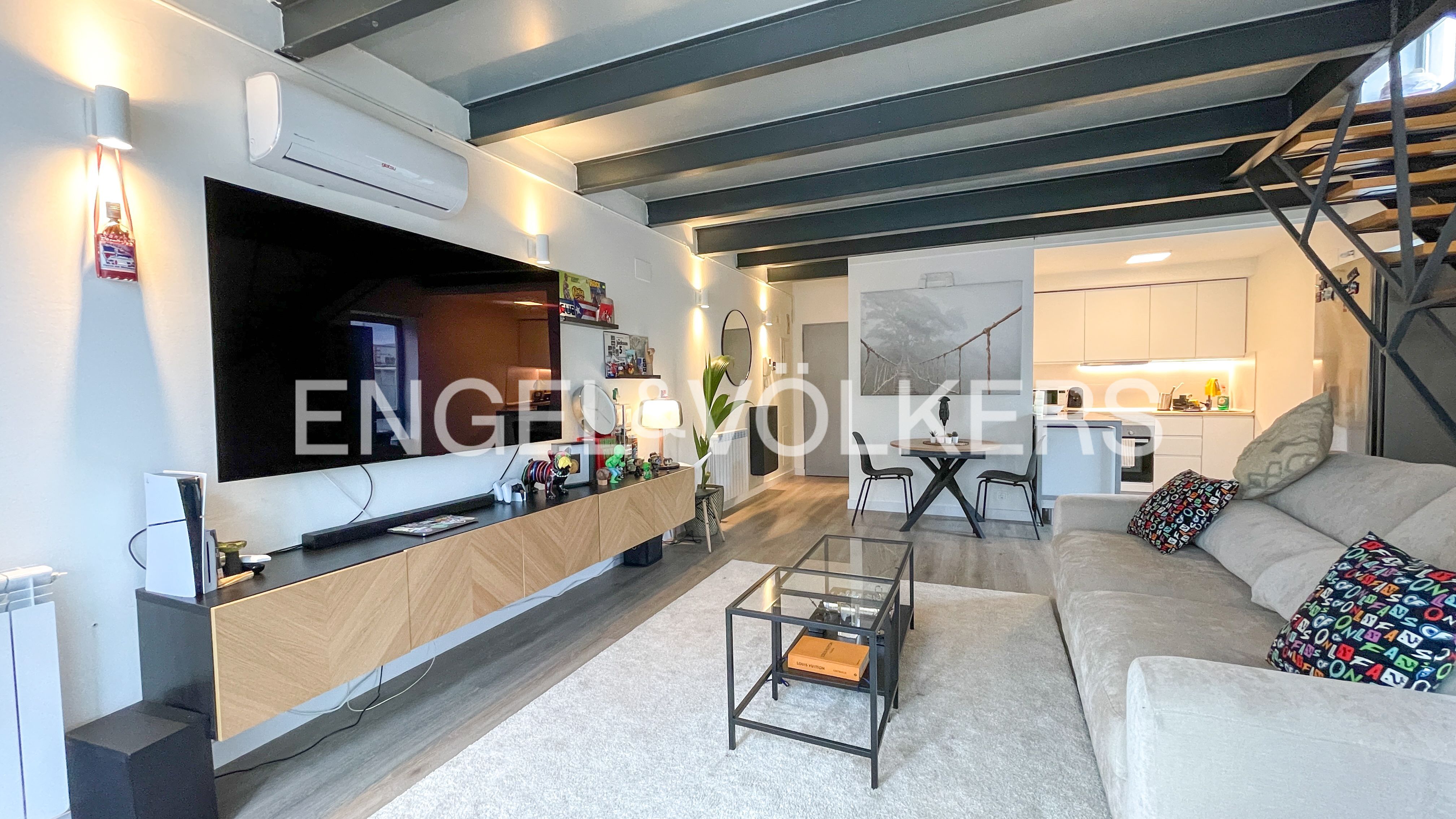 Living room of Duplex to rent in  Madrid Capital  with Air Conditioner, Heating and Parquet flooring