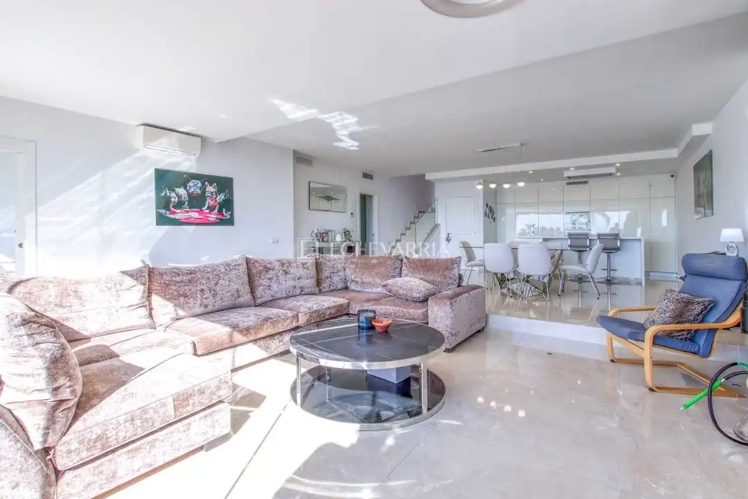 Sala d'estar de Casa adosada en venda en Marbella amb Aire condicionat, Calefacció i Jardí privat