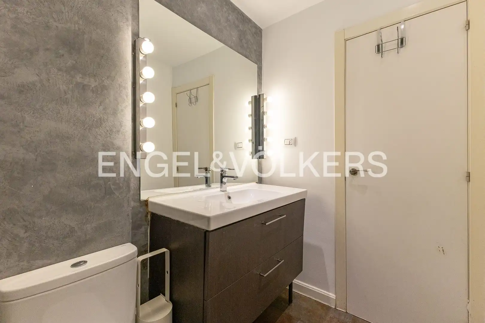 Bathroom of Flat for rent in Madrid  with Air Conditioner, Heating and Parquet flooring