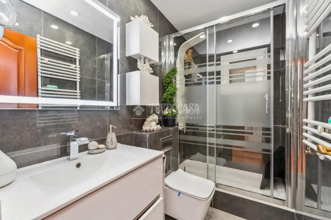 Baño de Piso en venta en Cornellà de Llobregat con Aire acondicionado, Calefacción y Terraza