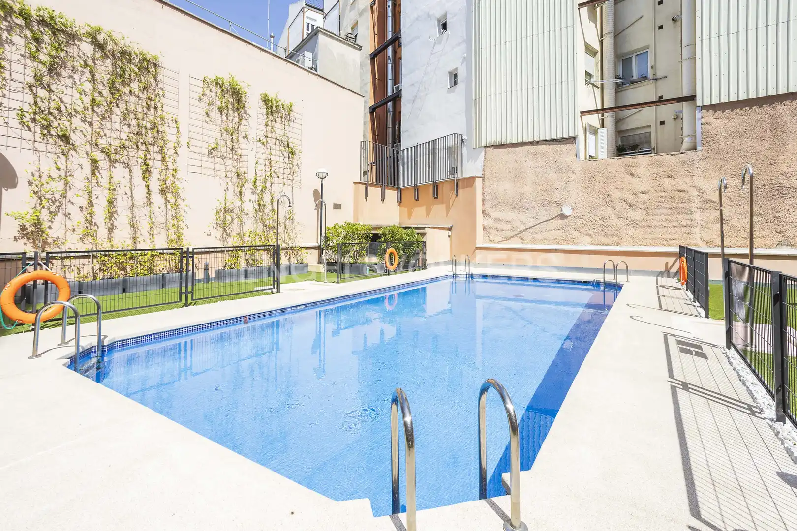 Piscina de Pis en venda en Madrid amb Aire condicionat, Calefacció i Jardí privat